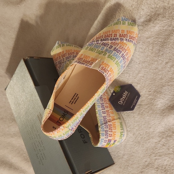 Limited edition love is love Toms size 8.5 women's - Picture 2 of 4